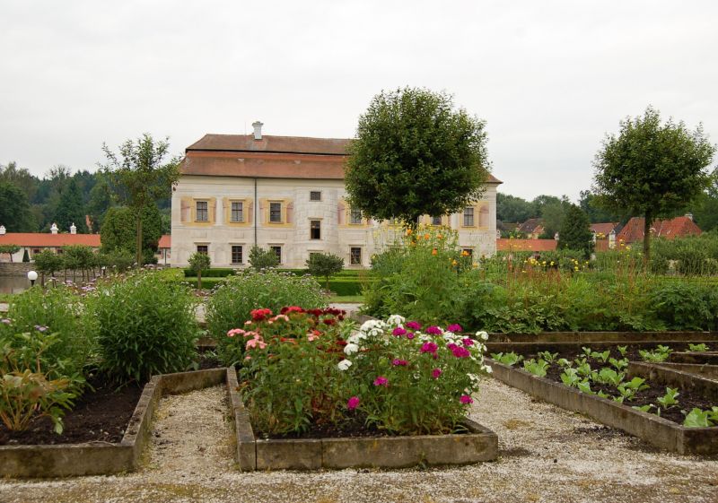 Bylinková zahrada na Kratochvíli: Výsadba letniček, zeleniny, višní okolo příkopu